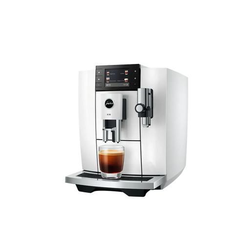 jura e8 piano white ed schuin vooraanzicht met koffie op kopjes plateau