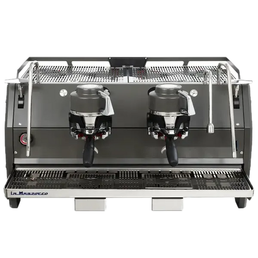 La Marzocco Strada II X espressomachine met twee zetgroepen en stoompijp in een roestvrijstalen afwerking