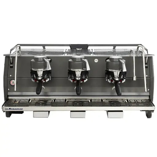 La Marzocco Strada III X espressomachine met drie zetgroepen en stoompijp in roestvrijstalen afwerking