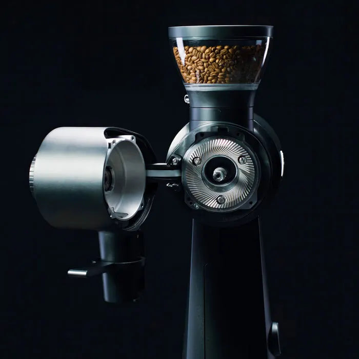 Mahlkönig EK43 Omnia koffiemolen met open maalschijven en gevulde bonenhouder in zwart design