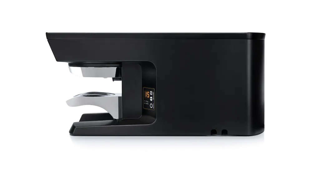 PuqPress M2 automatische koffiestamper in zwart met digitale display en zilveren tamperhouder