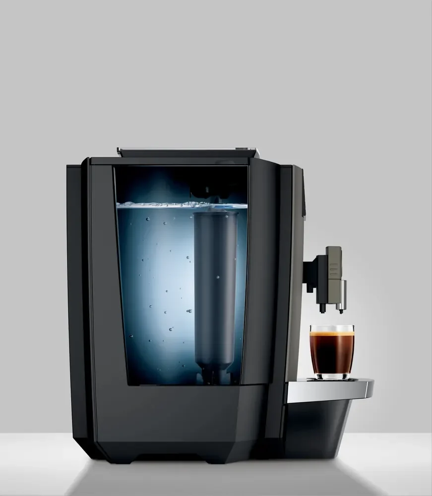 Doorkijk in de JURA X4 Dark Inox: de watertank van 5 liter