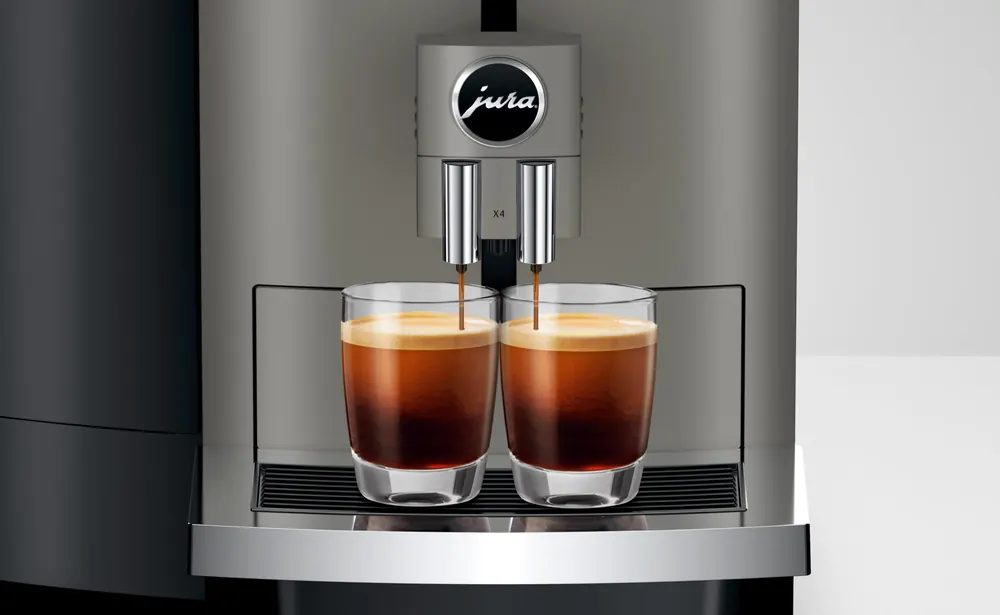 JURA X4 Dark Inox zet twee espresso's tegelijk, van dichtbij
