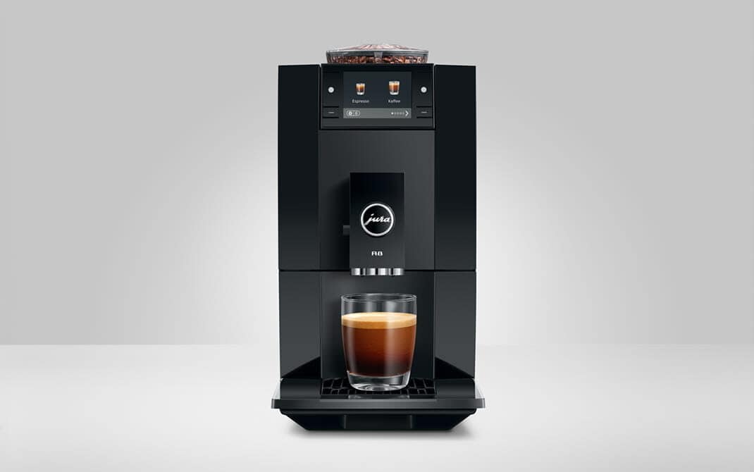 Vooraanzicht van de 19 centimeter smalle JURA A8 met een espresso