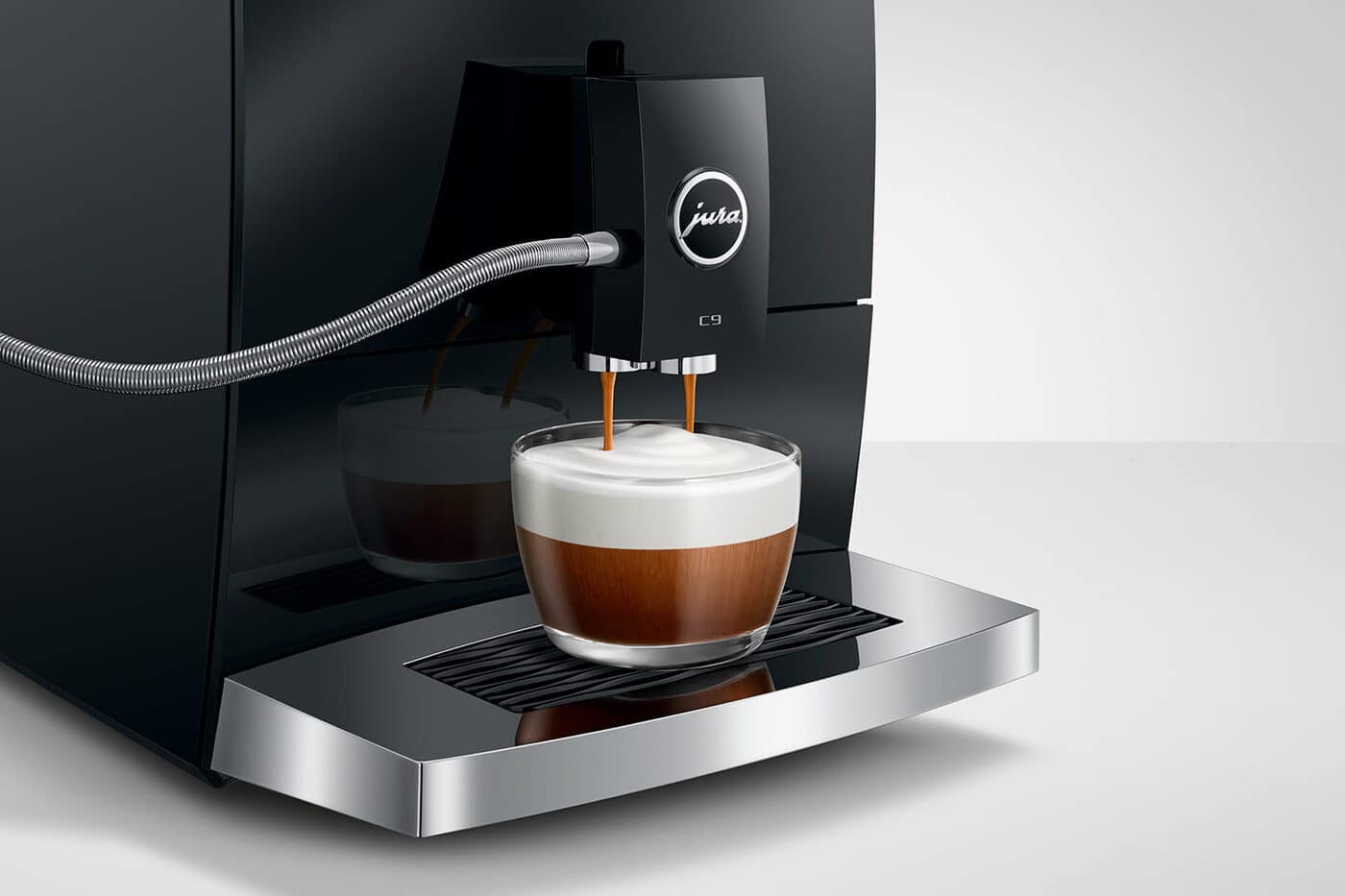JURA C9 maakt een cappuccino met het One Touch-melksysteem