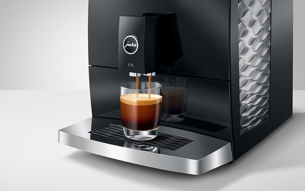 De nieuwe JURA C9 Piano Black zet een dubbele espresso