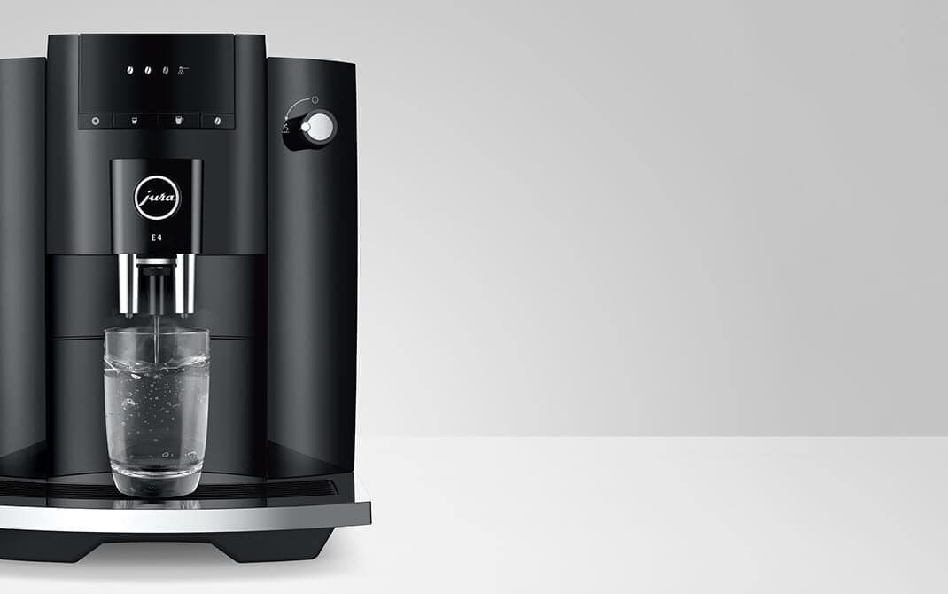 JURA E4 tapt heet water, een van de vijf specialiteiten