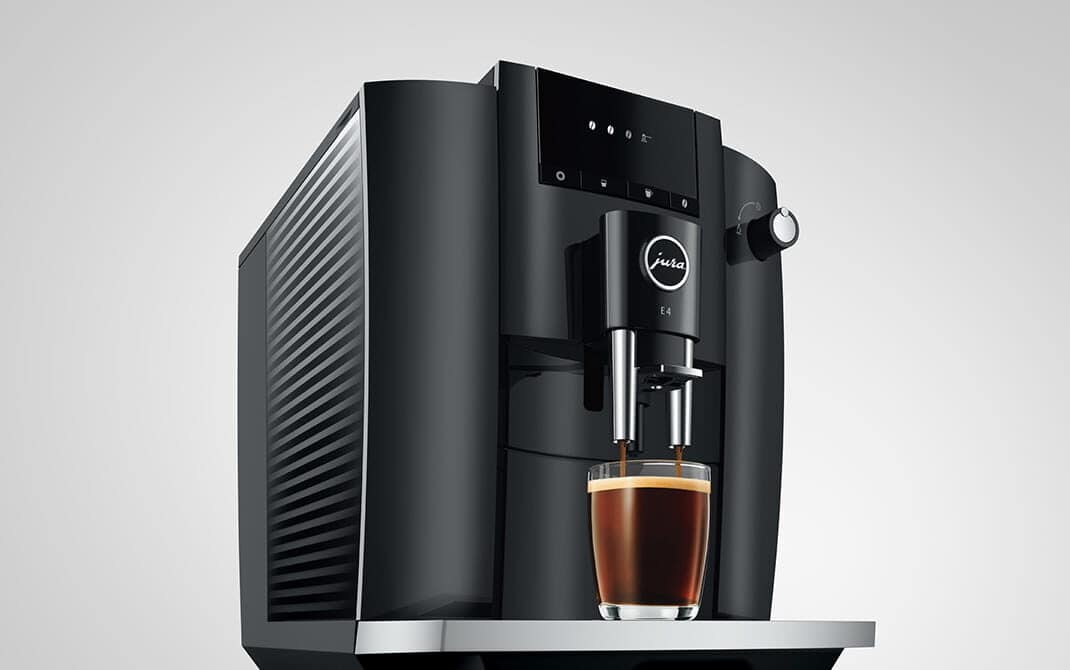 JURA E4 Piano Black zet een dubbele zwarte koffie