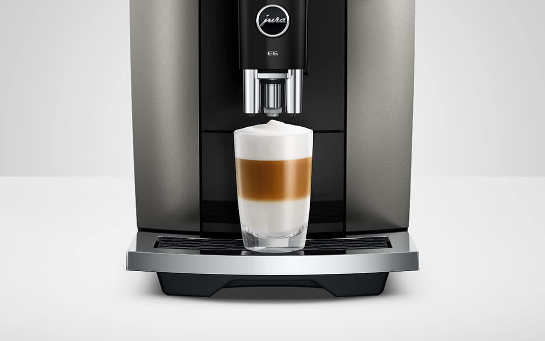 JURA E6 zet een latte macchiato met stevige melkschuimlaag