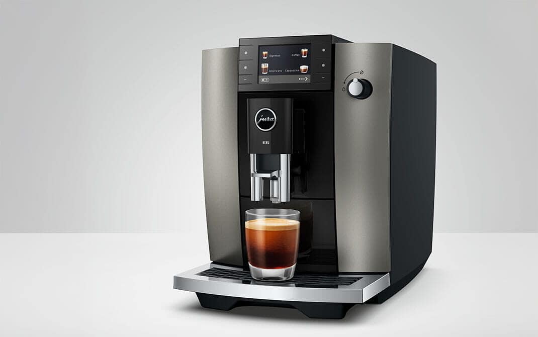 De JURA E6 van voren met een vers gezette zwarte koffie
