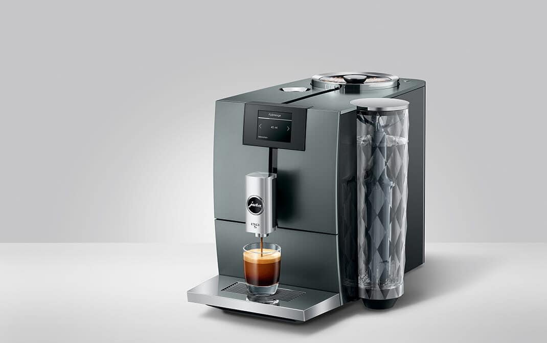 De ultracompacte JURA ENA 5 Night Inox met een verse espresso