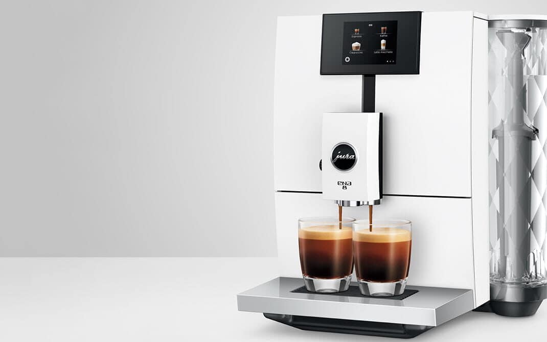 De compacte JURA ENA 8 Nordic White zet twee espresso's