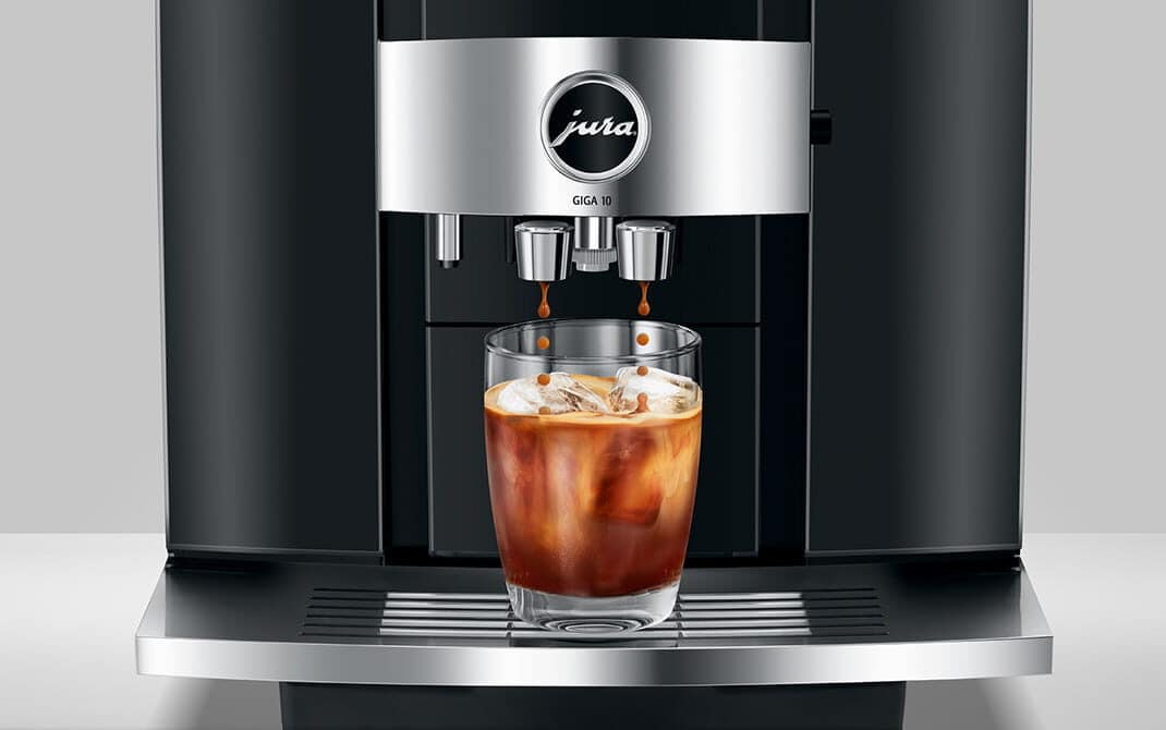 JURA GIGA 10 zet een Cold Brew-specialiteit met ijsblokjes