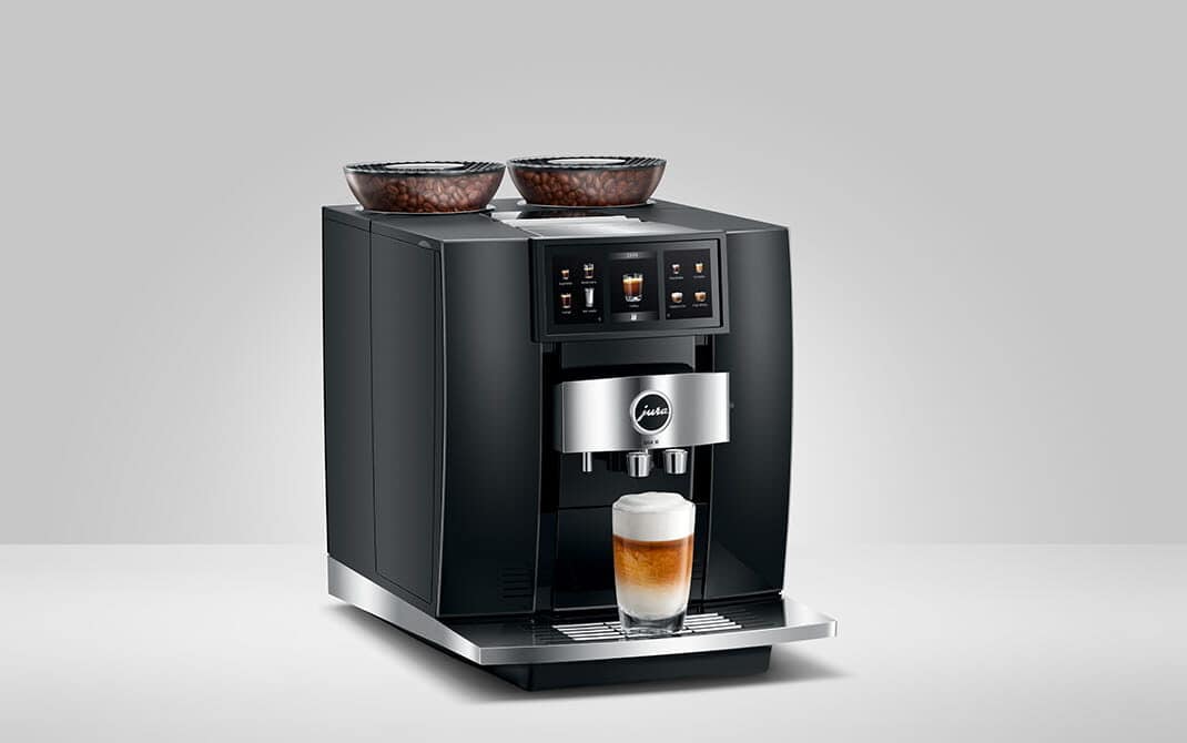JURA GIGA 10 Diamond Black met een verse latte macchiato