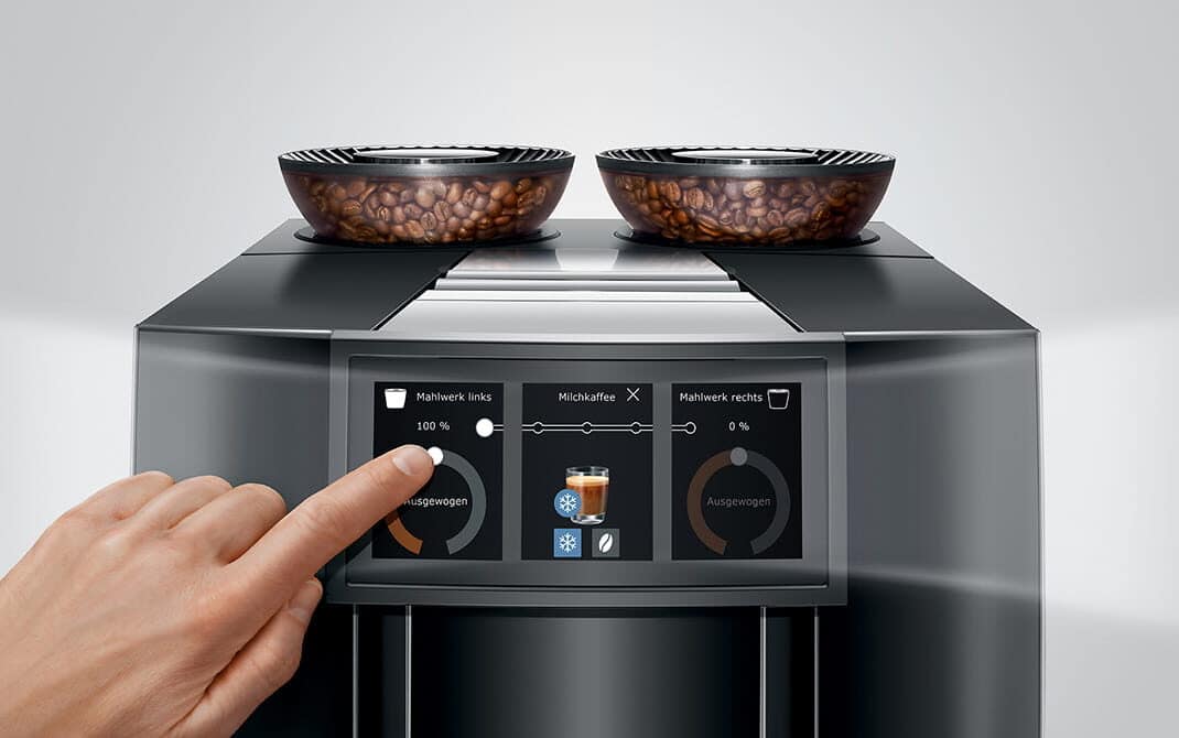 Hand bedient het panoramische touchscreen van de JURA GIGA 10