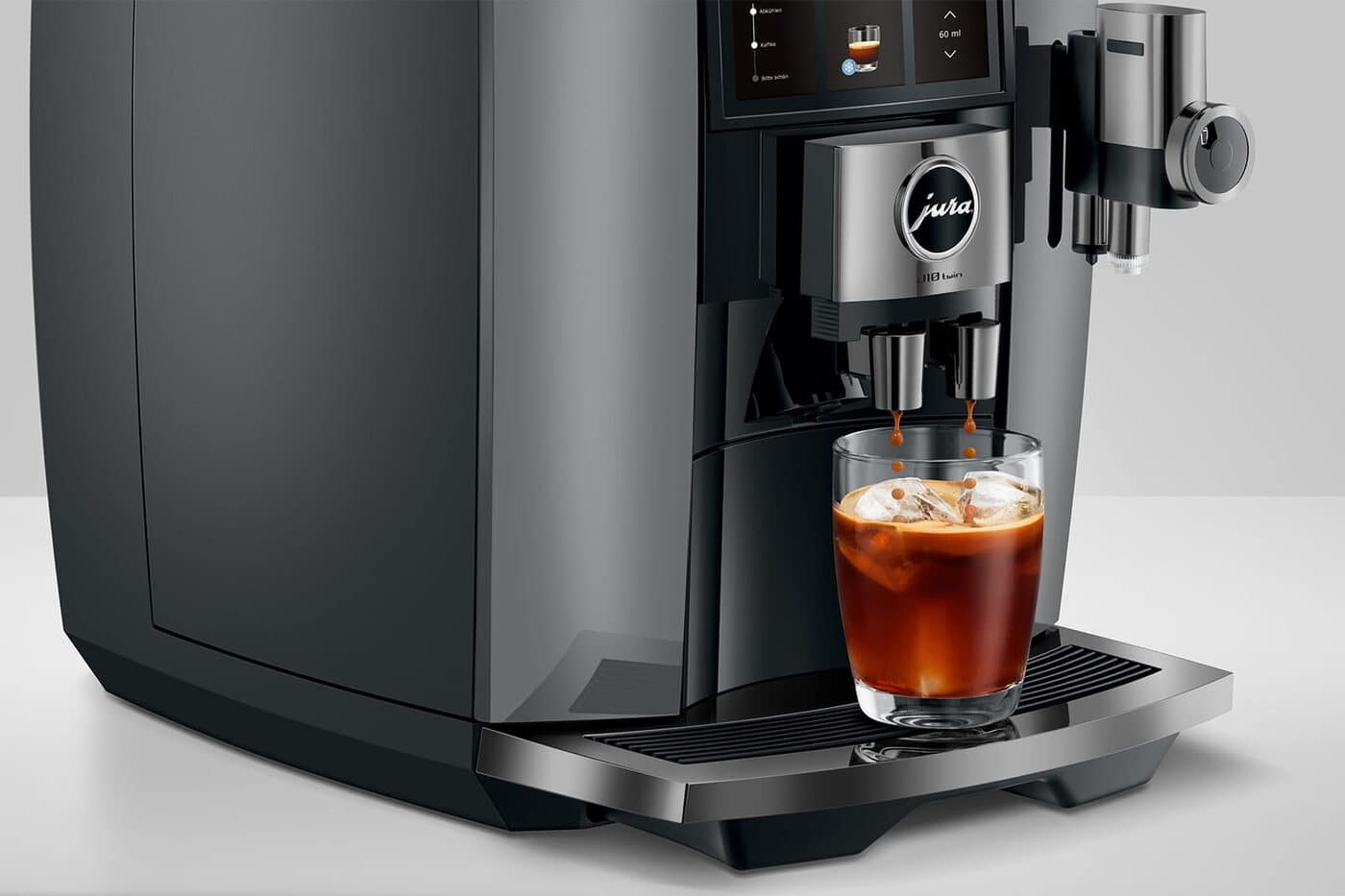 JURA J10 Twin zet een Cold Brew-specialiteit met ijs