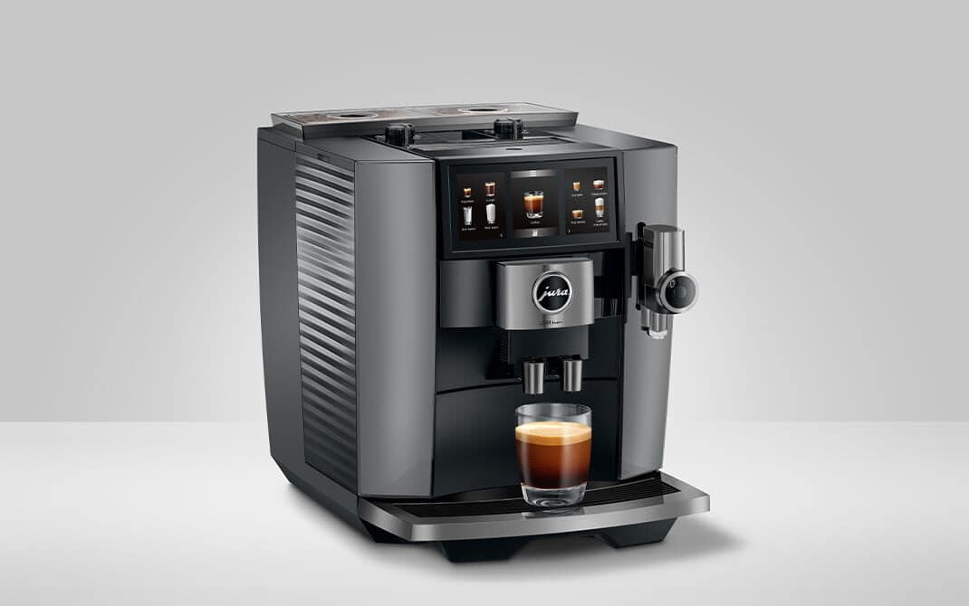 JURA J10 Twin Diamond Onyx met een verse espresso