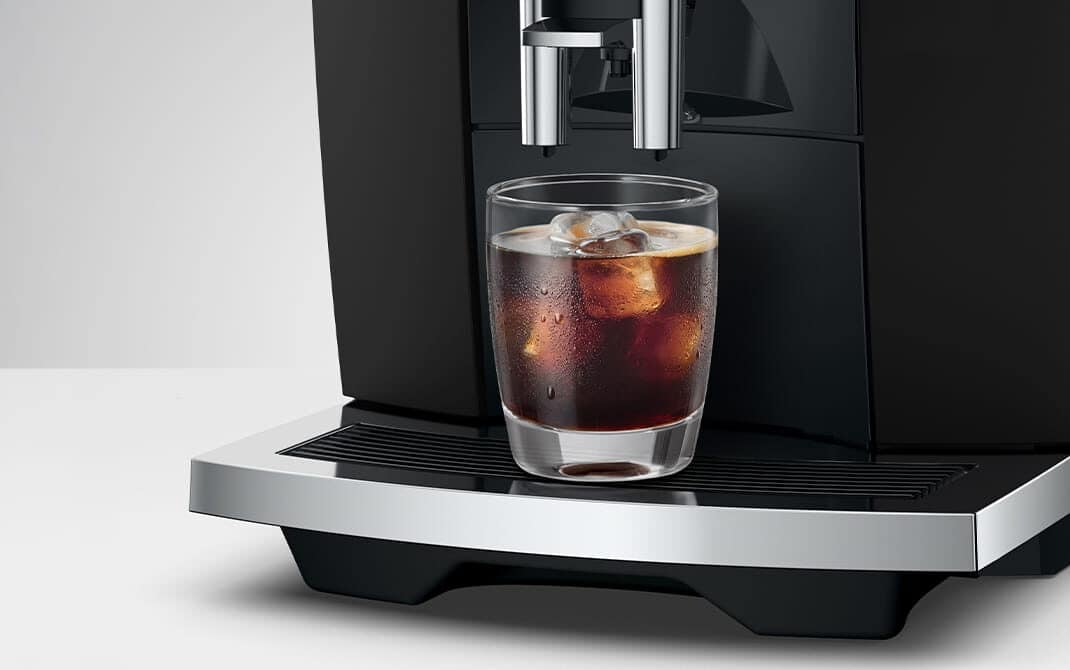 Cold Brew met ijsblokjes uit de JURA S10, koud en pulserend geëxtraheerd