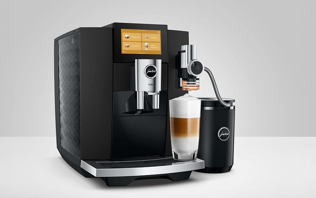 JURA S10 Obsidian Black zet een latte macchiato, met de melkkoeler ernaast