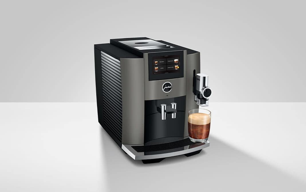 JURA S8 Dark Inox met premium afwerking en een vers gezette koffie
