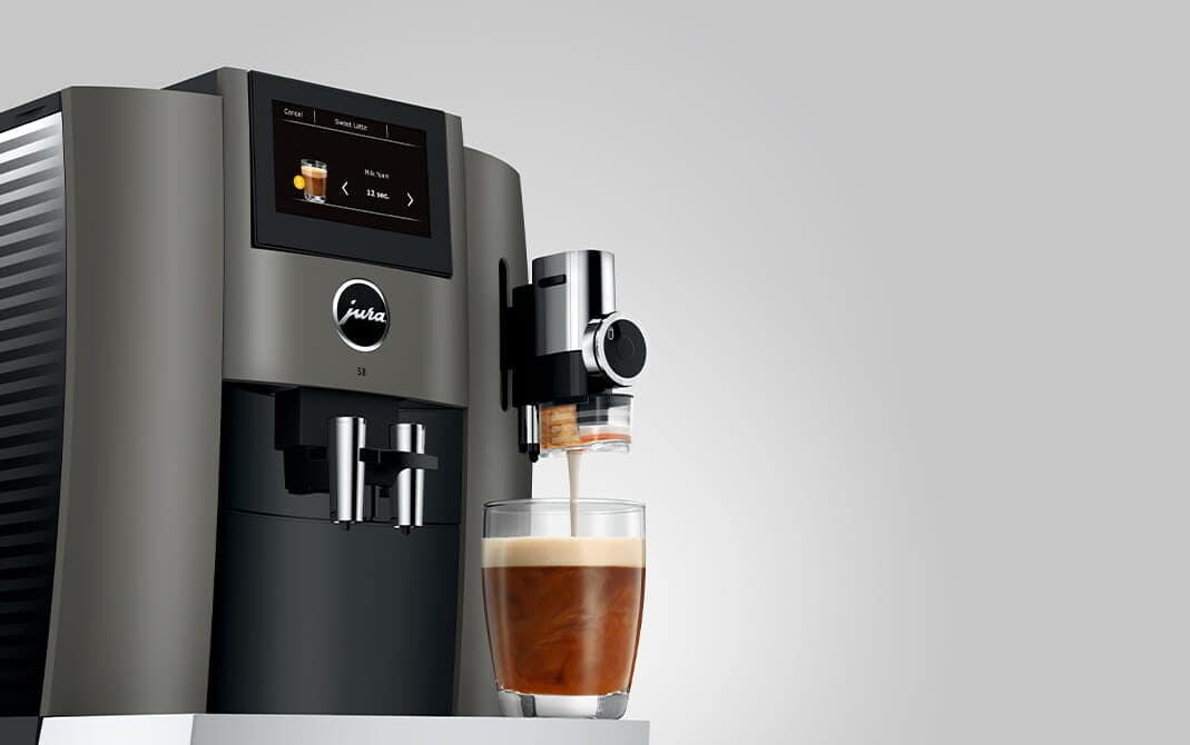 JURA S8 bereidt een melkspecialiteit met het One Touch-melksysteem