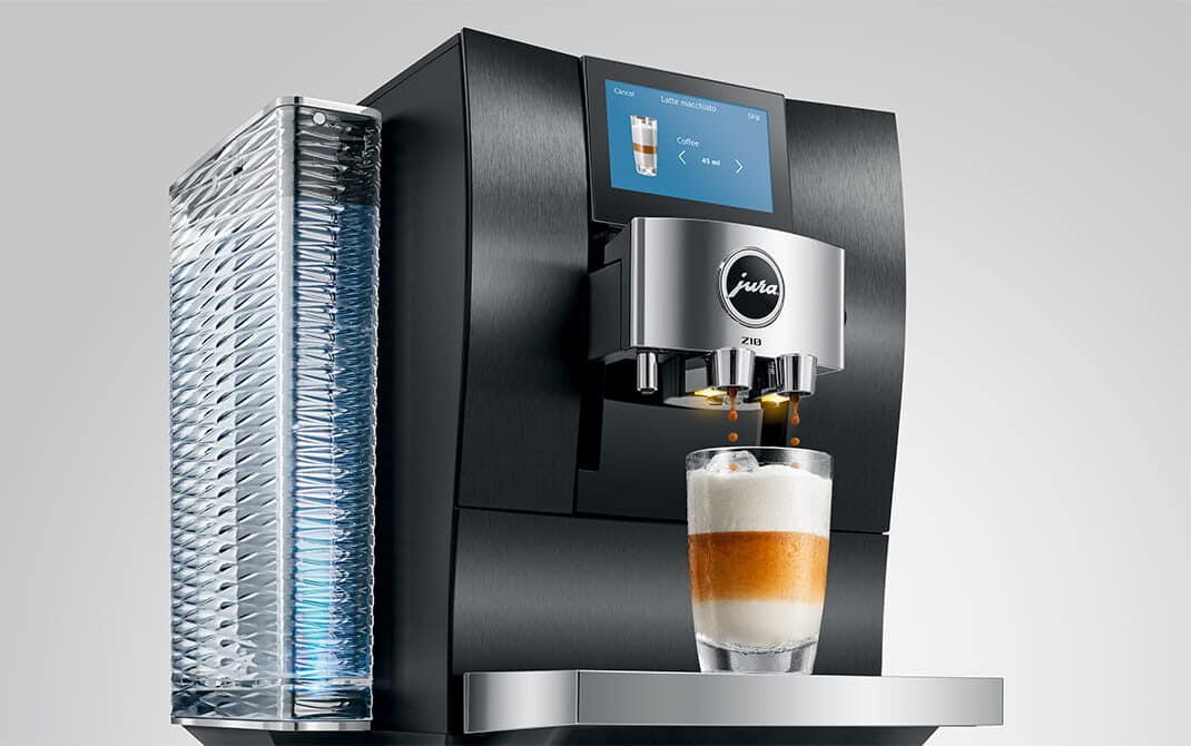 JURA Z10 Aluminium Black zet een latte macchiato