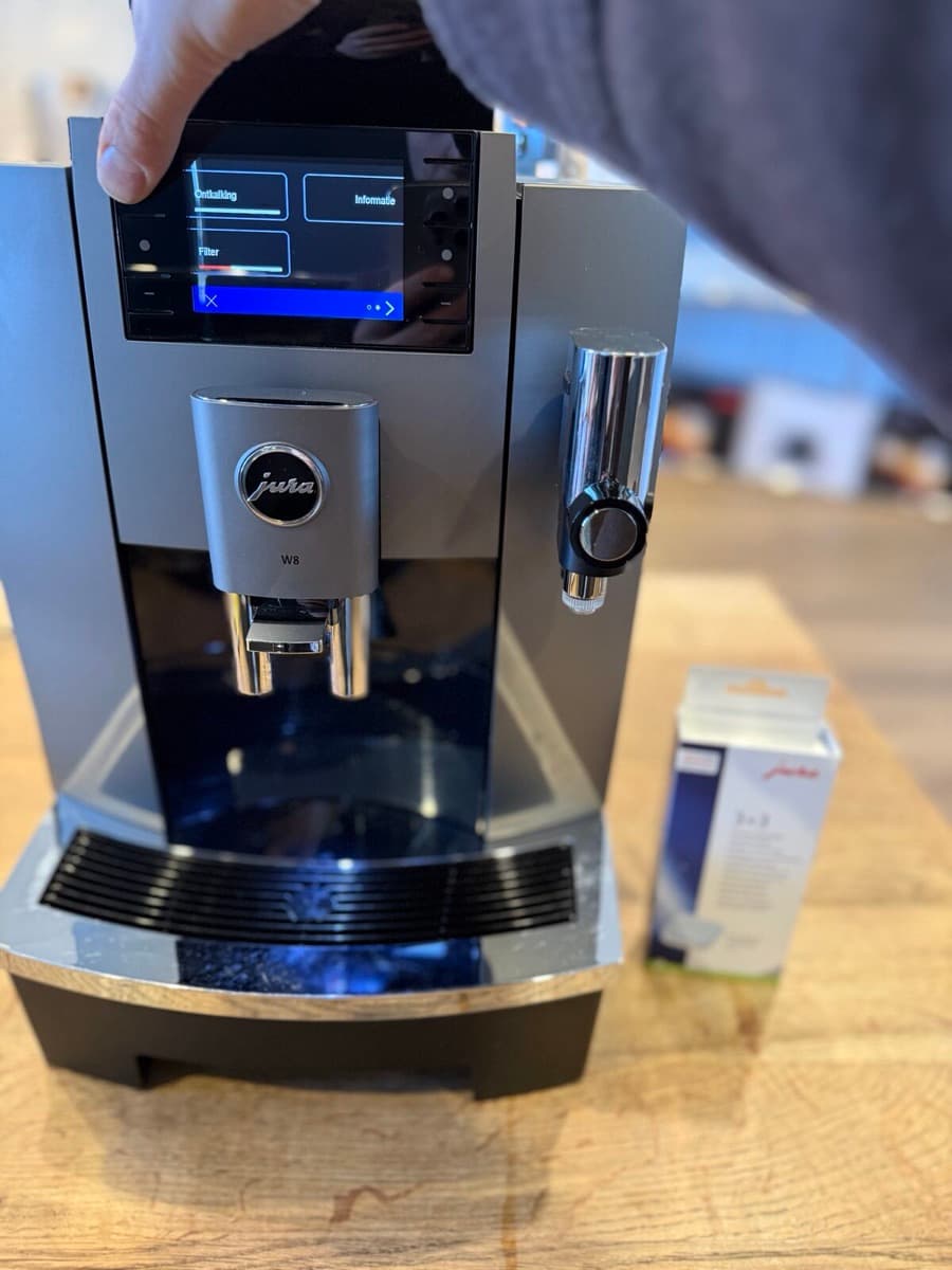 JURA W8 ontkalking-knop op het display