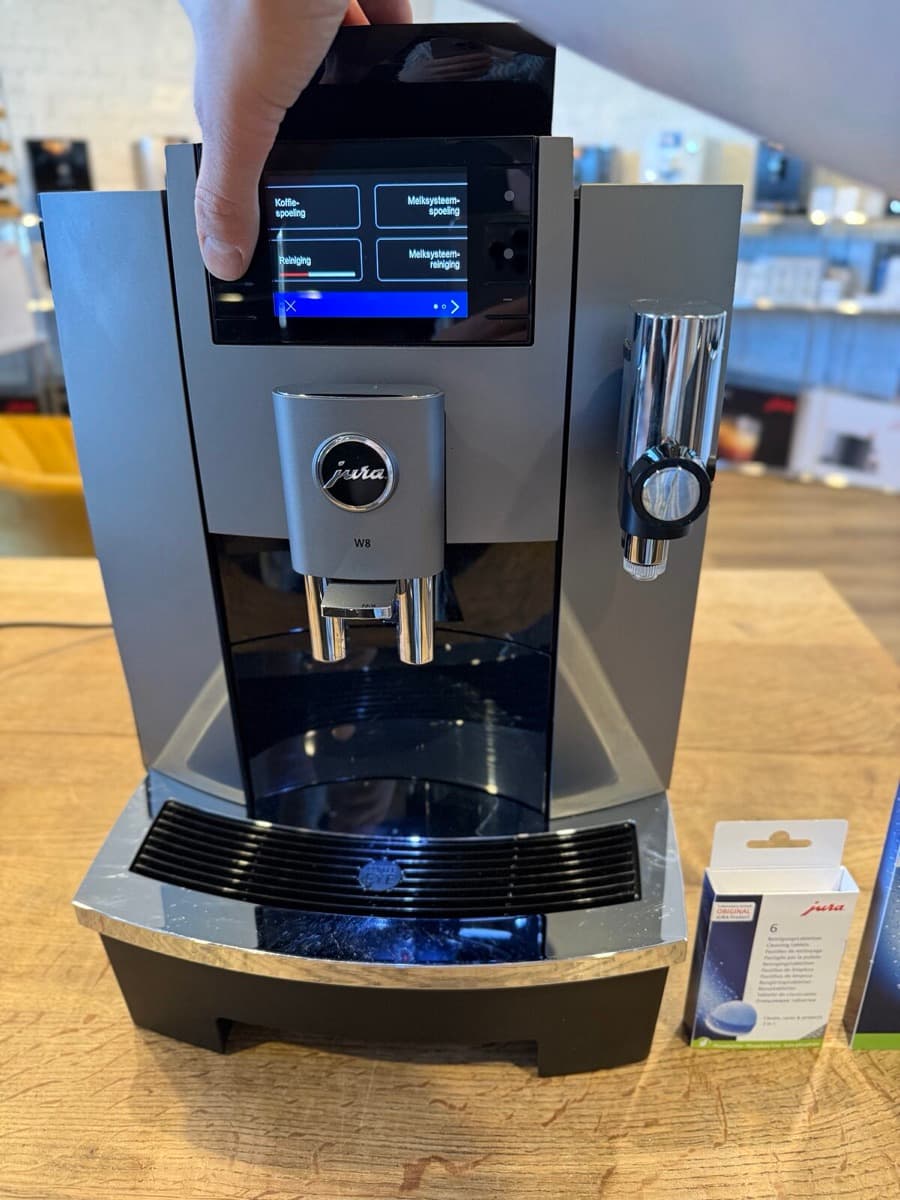JURA W8 reinigen-knop op het display
