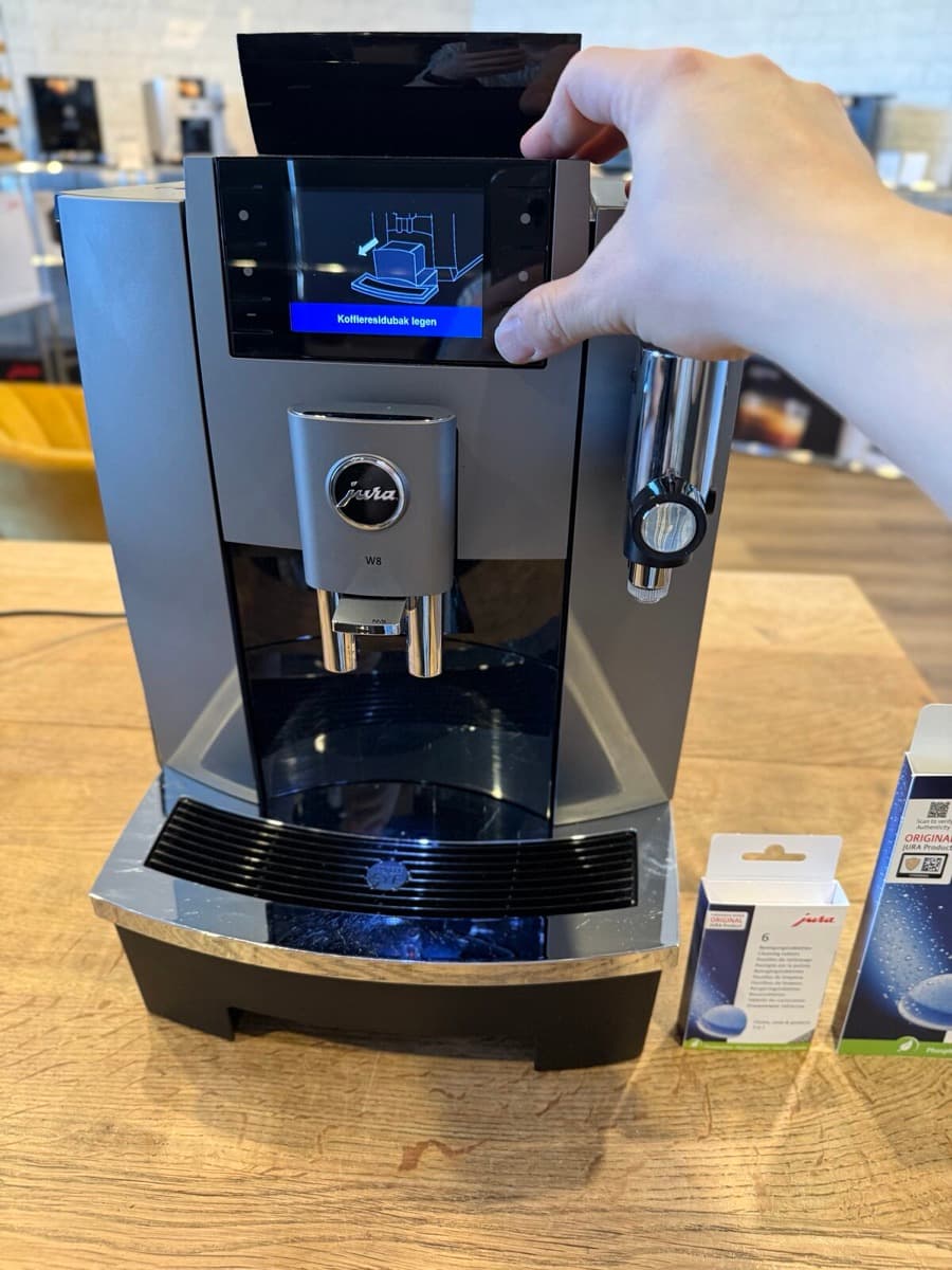 JURA W8 residubak legen voor de reiniging