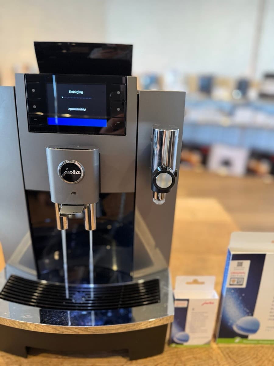 JURA W8 reinigingsprogramma is bezig