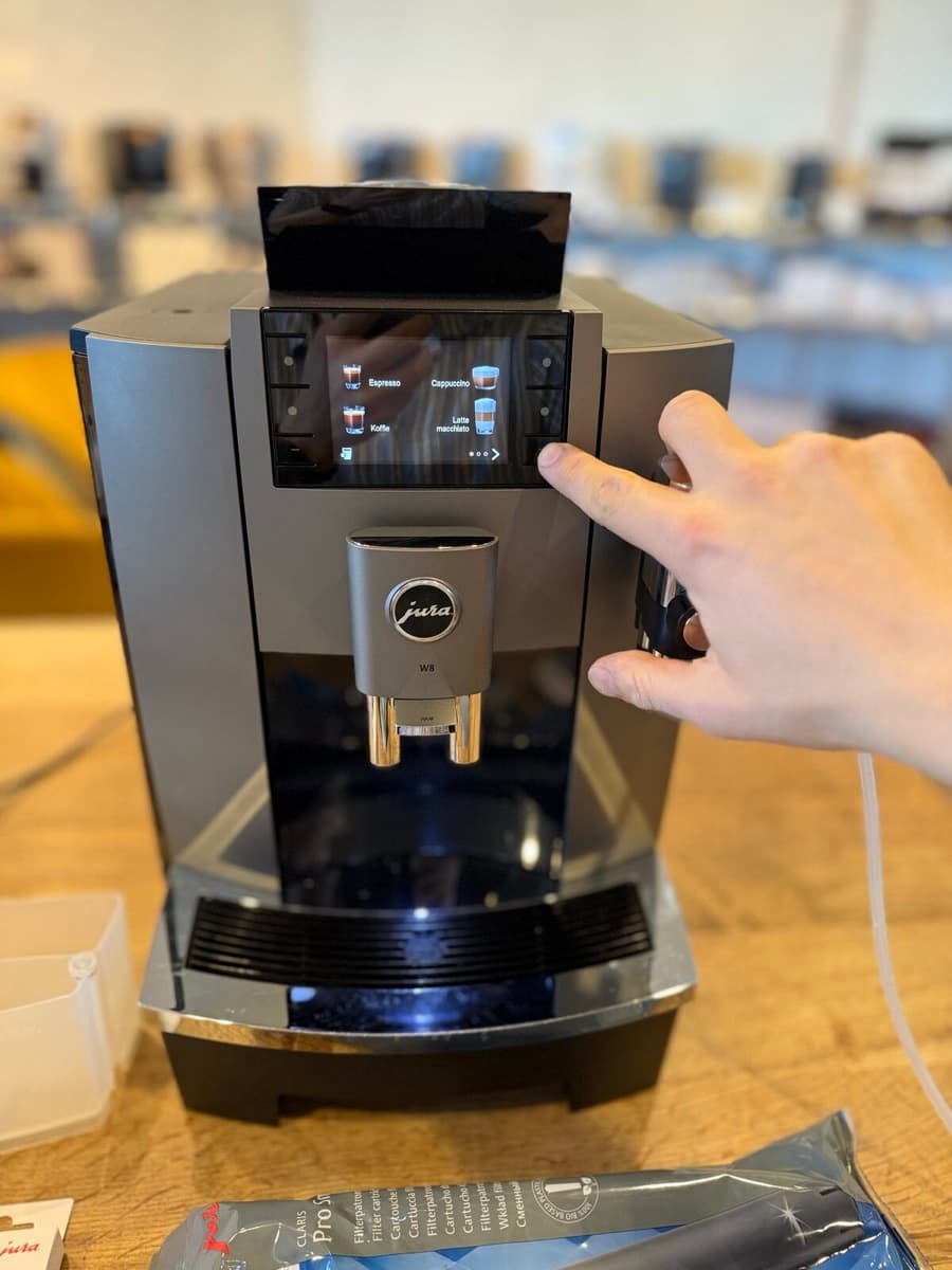 JURA W8 menu openen: hou de rechterknop ingedrukt