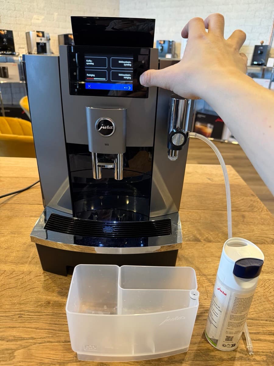 JURA W8 melksysteemreiniging starten op het display