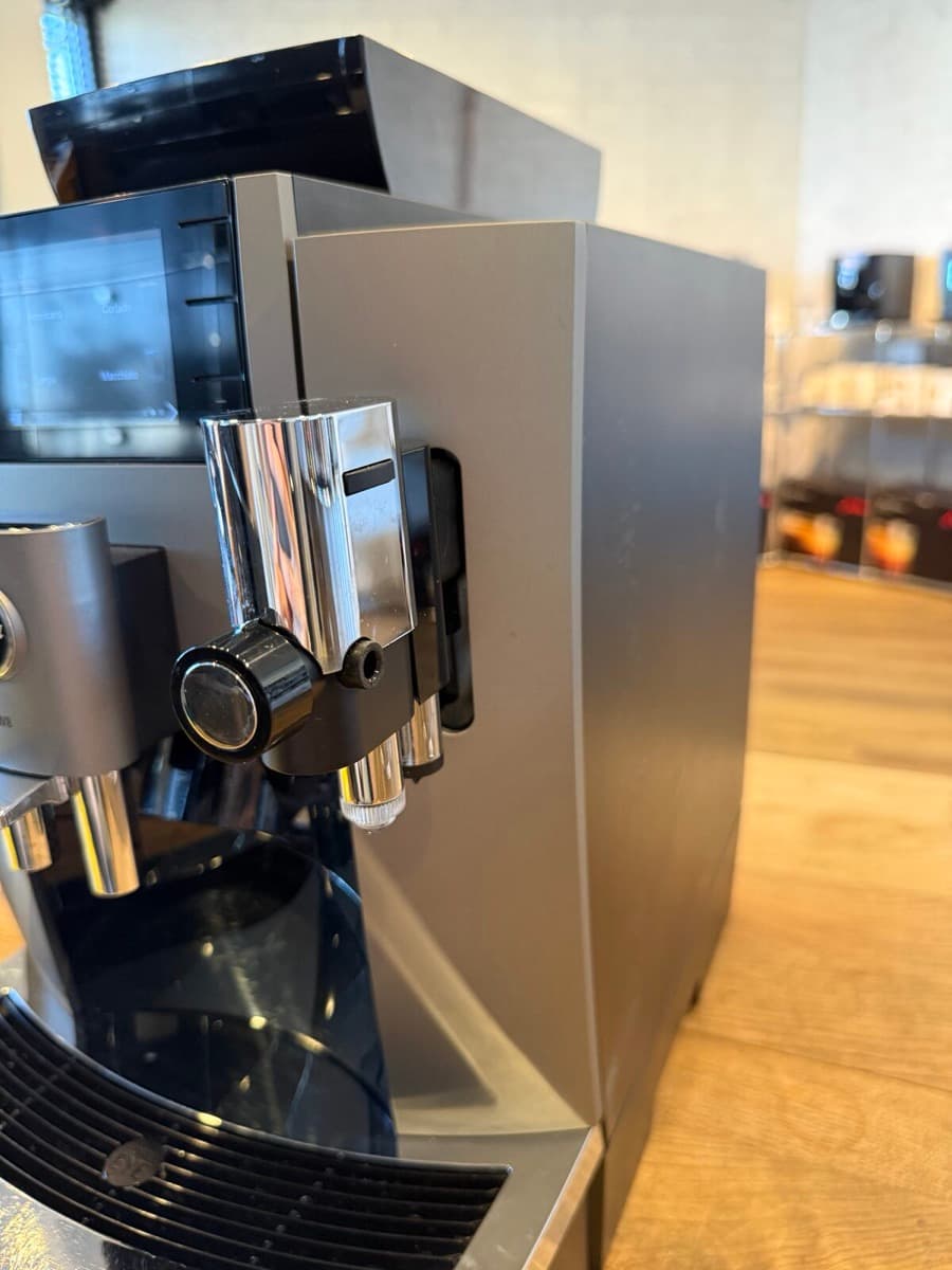 JURA W8 cappuccinatore closeup: het melksysteem aan de voorkant van de machine