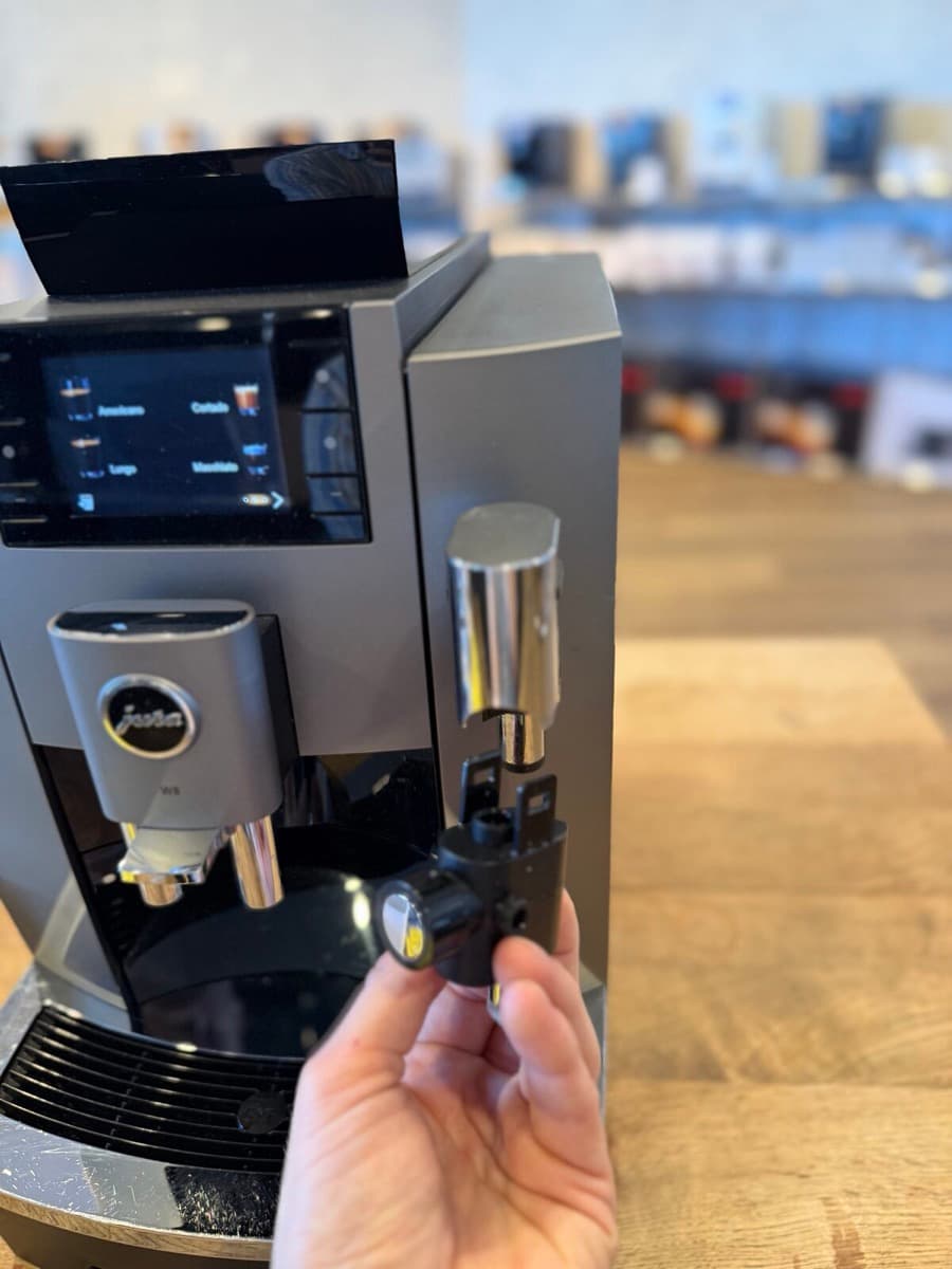JURA W8 cappuccinatore in de hand na verwijdering
