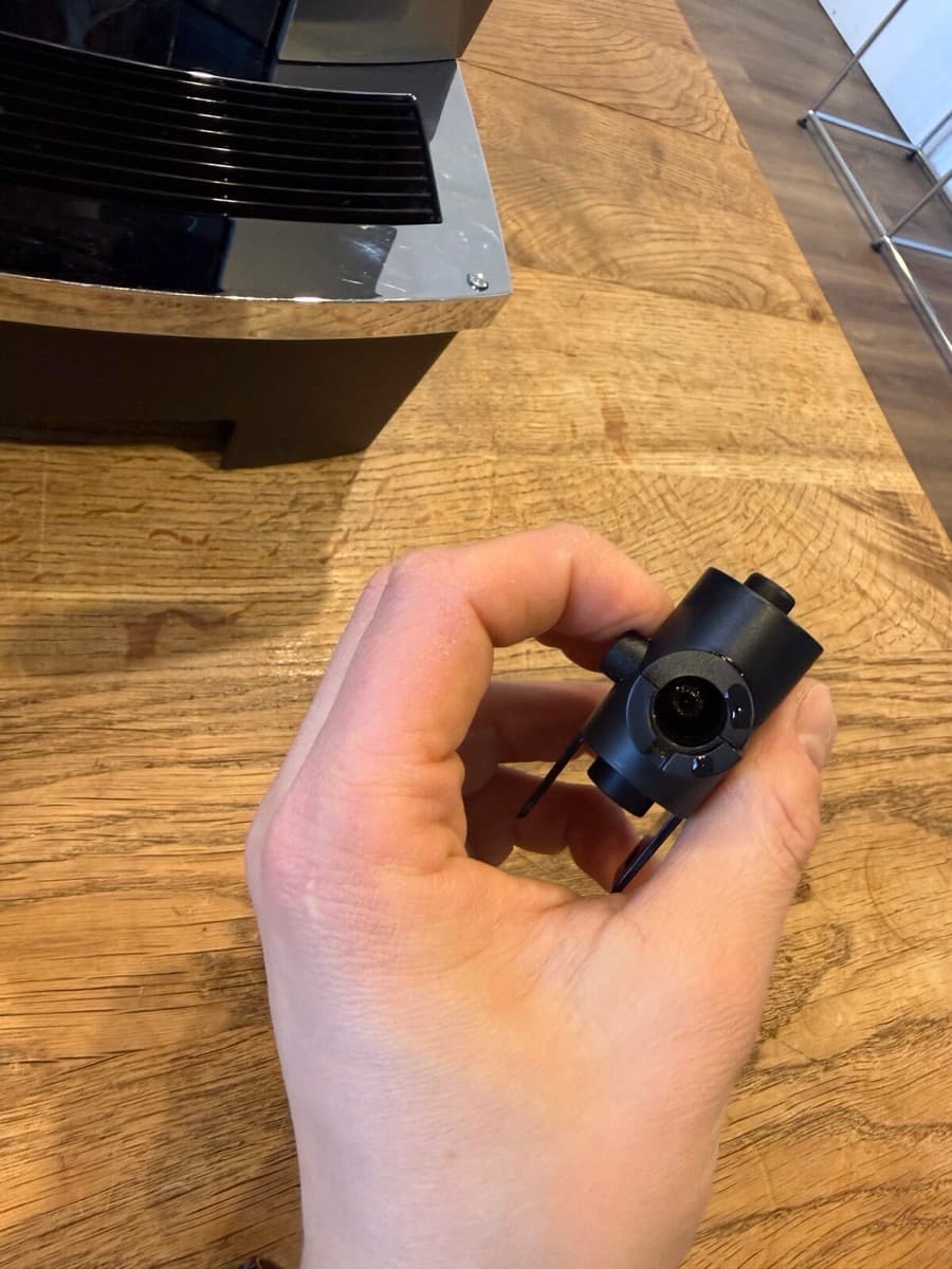 JURA W8 menghuis ingang closeup: controleer op opgedroogde melkresten