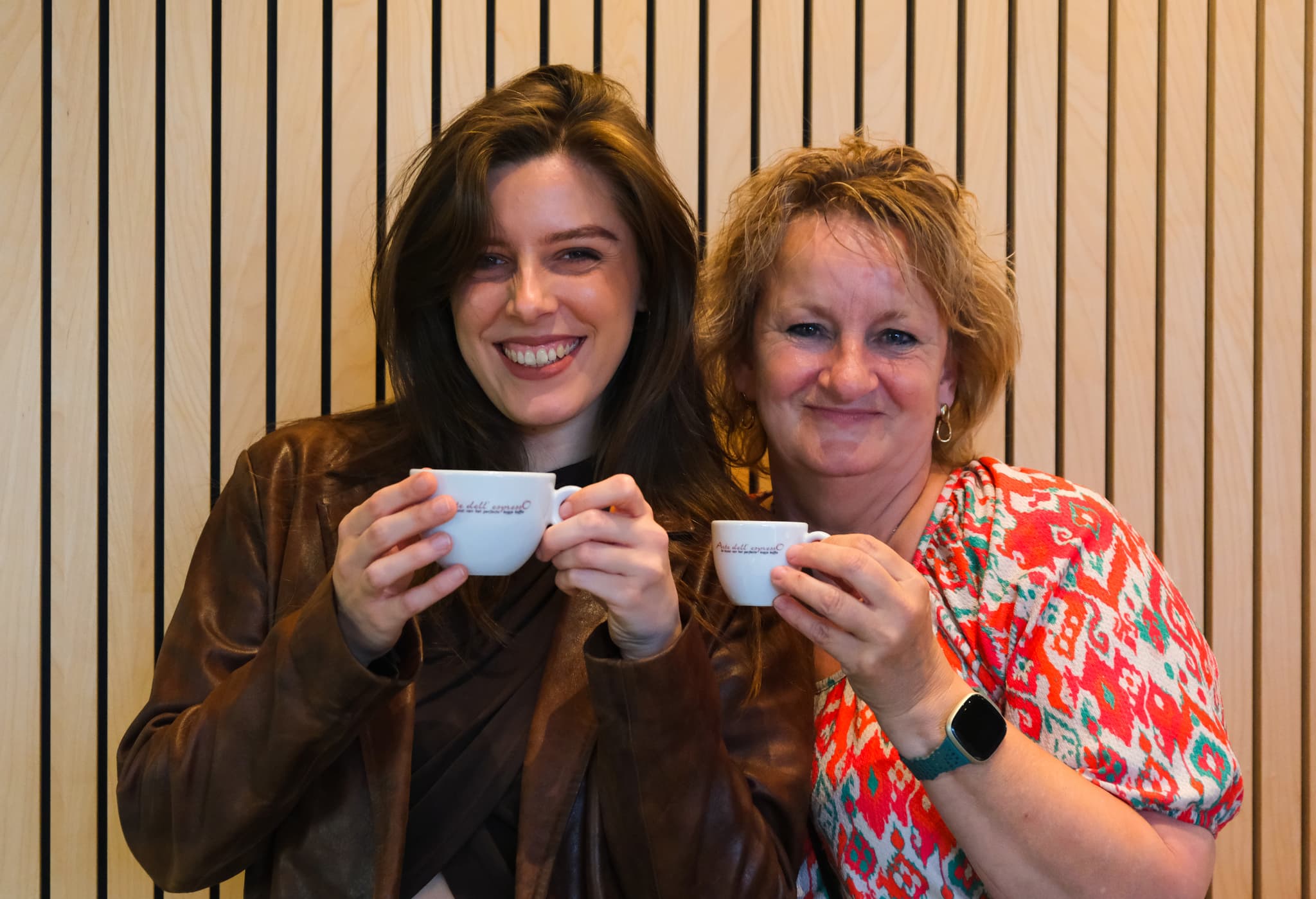 De familie achter Arte dell' espressO, proostend met espressokopjes