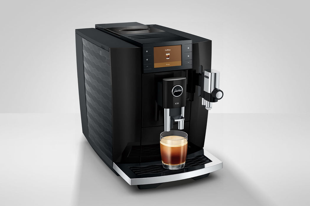 JURA E8 Piano Black volautomaat voor thuis, vooraanzicht met kleurenscherm — fabrikantbeeld 13