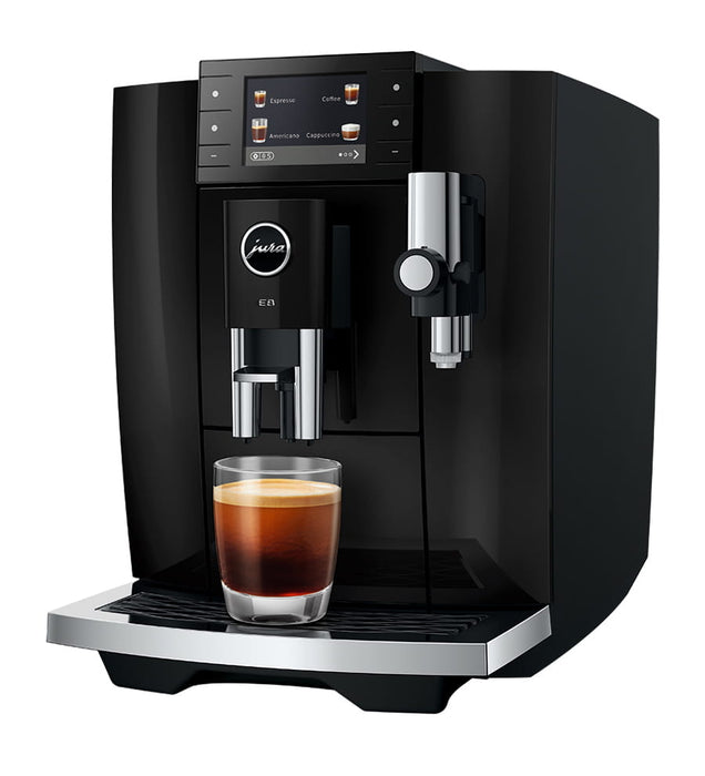 JURA E8 Piano Black volautomaat voor thuis, vooraanzicht met kleurenscherm — fabrikantbeeld 11