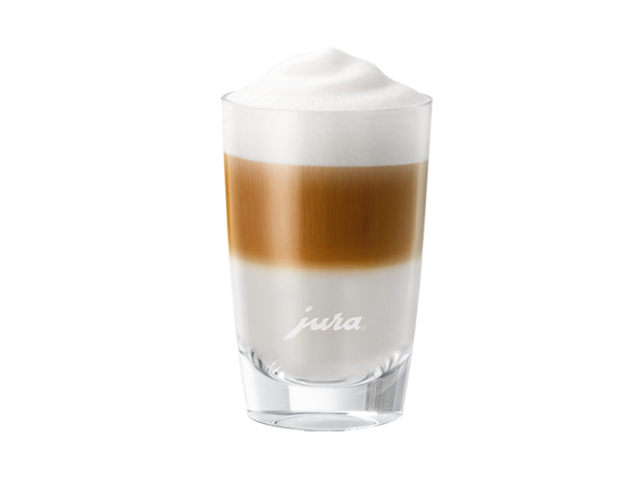Laag JURA latte macchiato glas met lagen melk en espresso — fabrikantbeeld