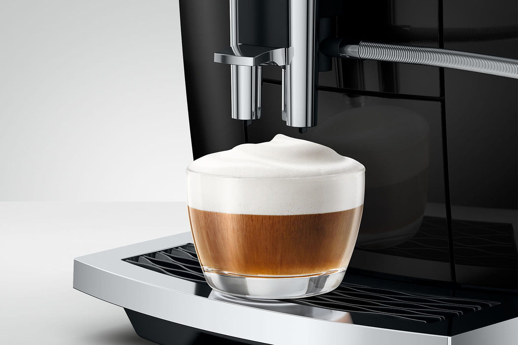 JURA E6 Piano Black espressomachine voor thuis, vooraanzicht — fabrikantbeeld 19