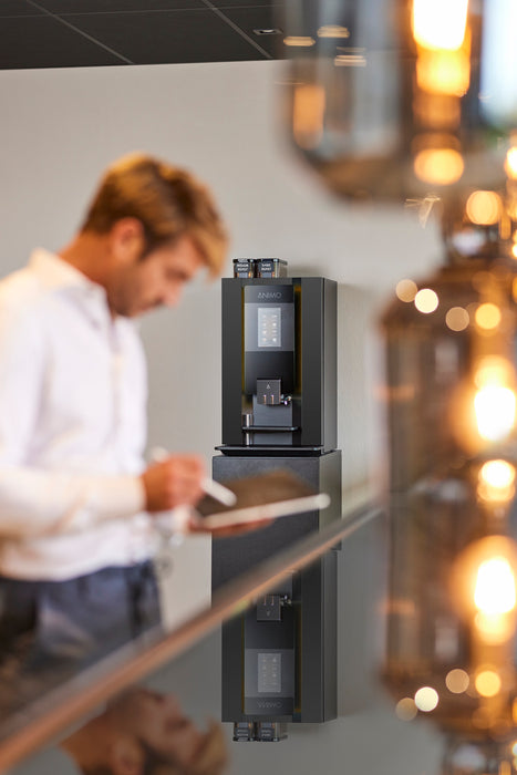 Animo OptiBean X10 zakelijke bonenautomaat met touchscreen, vooraanzicht — fabrikantbeeld 2