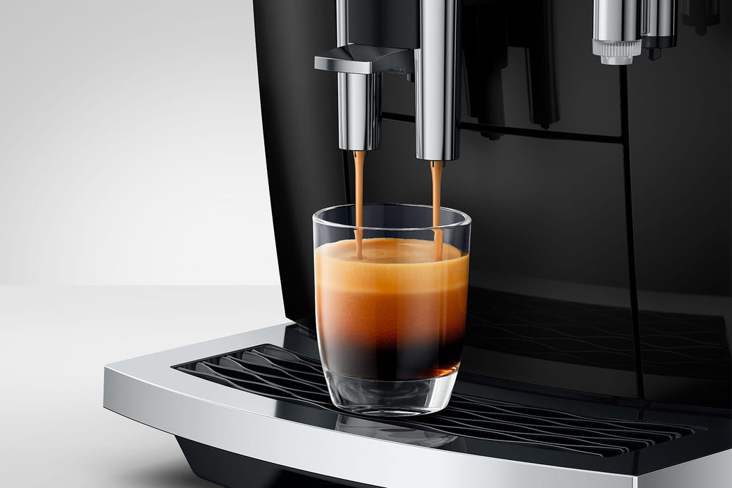 JURA E8 Piano Black volautomaat voor thuis, vooraanzicht met kleurenscherm — fabrikantbeeld 16
