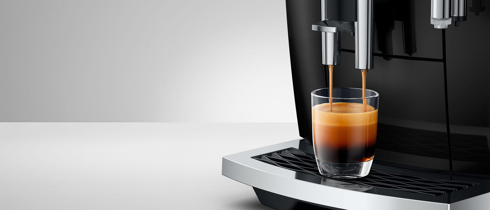 JURA E8 Piano Black volautomaat voor thuis, vooraanzicht met kleurenscherm — fabrikantbeeld 9
