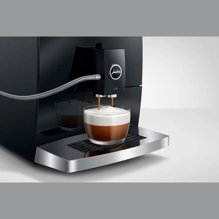 jura c9 piano black zetten van een cappuccino met rvs melkslang