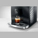 jura c9 piano black close up met koffiebereiding
