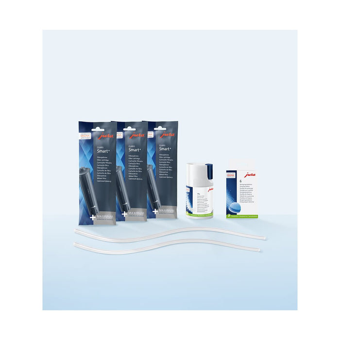 JURA Care Kit 25065 onderhoudspakket met filters, reinigingsmiddel en slangetjes op lichtblauwe achtergrond | Arte dell' espressO