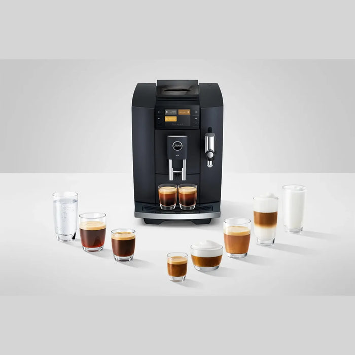 jura e8 cosmic black vooraanzicht met diverse koffiespecialiteiten