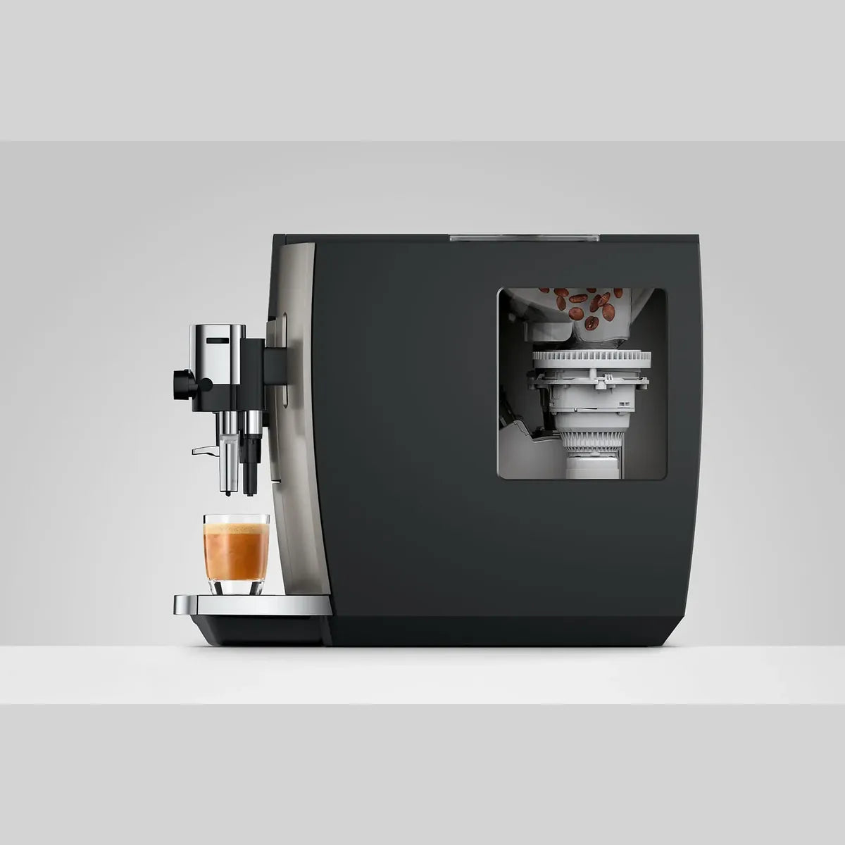 JURA E8 Midnight Silver (ED) open zijkant waar bonen gemalen worden en koffie op het kopjes plateau