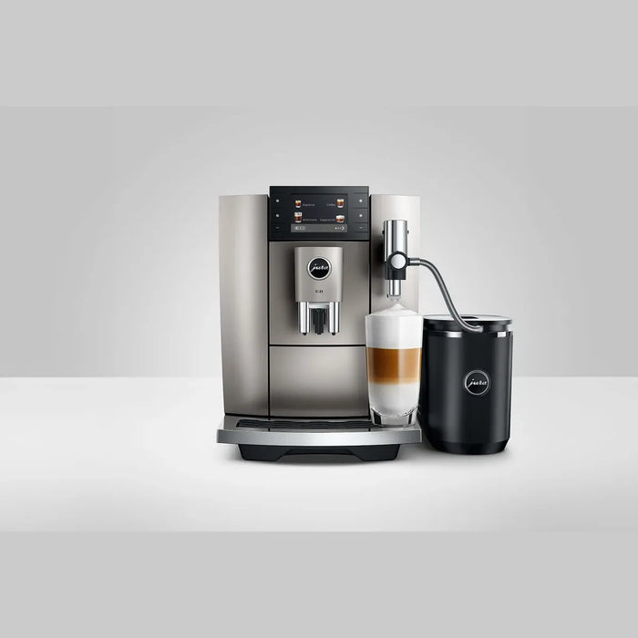 JURA E8 Midnight Silver (ED) vooraanzicht met latte macchiato, rvs melkslang en cool control