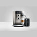 JURA E8 Midnight Silver (ED) vooraanzicht met latte macchiato, rvs melkslang en cool control